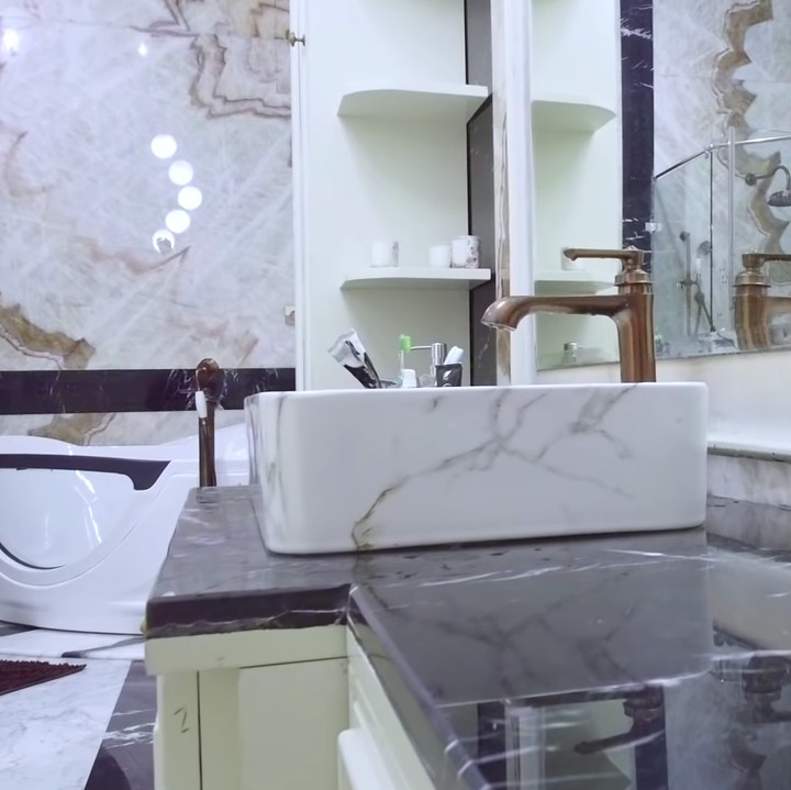 <p>Bos skincare ini mengaku kalau anak buahnya selalu membicarakan kamar mandinya, Bunda. Bagaimana tidak, kamar mandi Asri sangat mewah karena hampir seluruhnya terbuat dari marmer. (Foto: YouTube SR 12 Herbal Skin)</p>