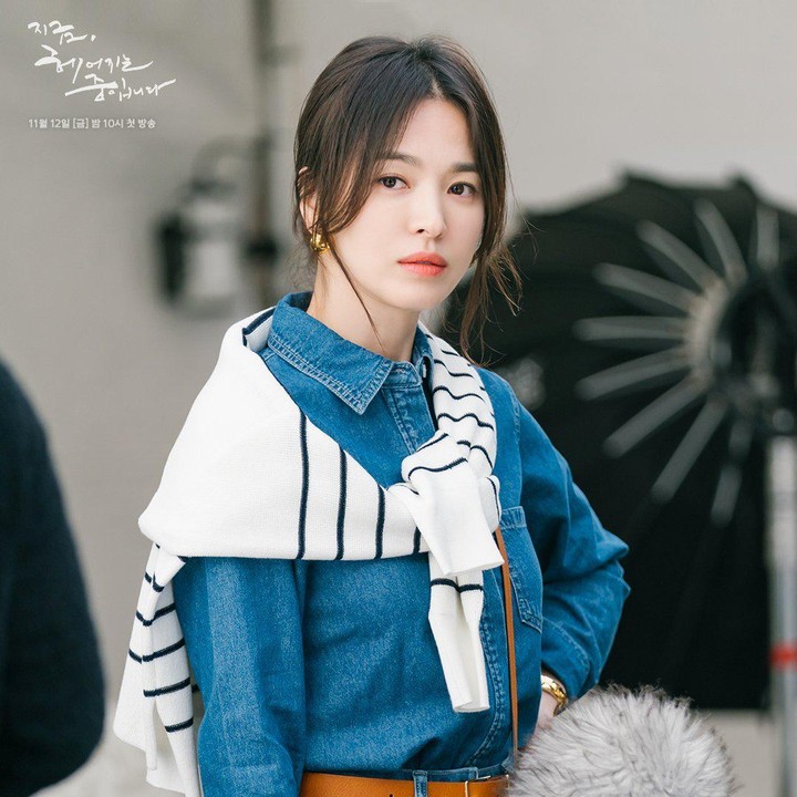 <p>Jika Bunda liburan ke tempat dengan suhu dingin, bisa sontek outfit Song Hye Kyo di dalah satu drama Korea ini. Kemeja denim dipadu dengan sweatshirt dijamin bikin penampilan Bunda lebih stylish. (Foto: SBS)</p>