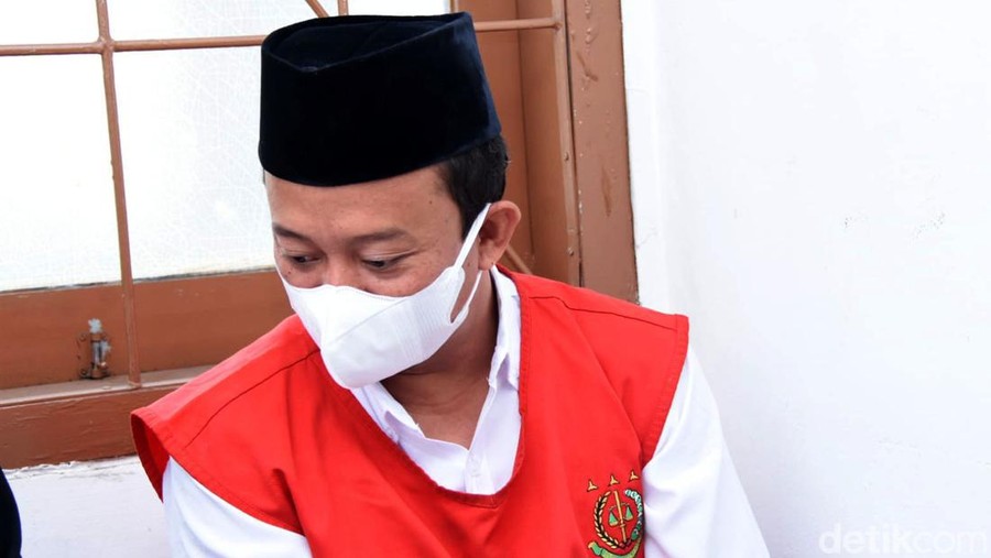 Sidang dengan terdakwa pemerkosaan 13 santriwati Herry Wirawan dengan agenda tuntutan telah selesai. Herry hadir dalam sidang dengan tangan diborgol dan memakai rompi tahanan.