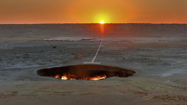Turkmenistan hingga kini masih sulit menambal 'Gerbang Neraka', usai terbakar akibat kecelakaan galian industri 52 tahun silam.