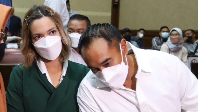 Fakta persidangan itu dinilai Hakim menunjukkan bahwa Nia bukan merupakan seorang pencandu maupun korban penyalahgunaan narkotika.