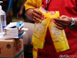 Minyak Goreng Murah Ludes Hitungan Menit di Bandung
