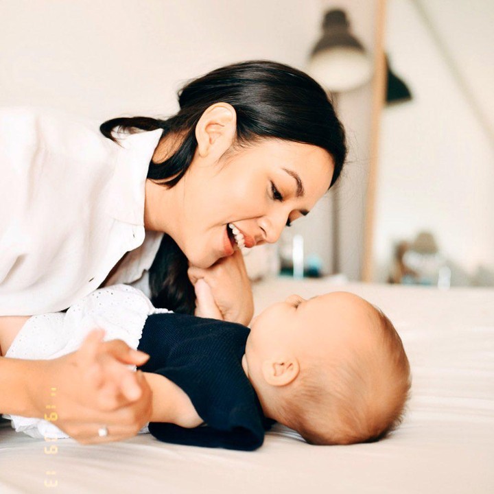 <p>Pasangan artis Raisa dan Hamish Daud tidak seperti selebriti kebanyakan. Mereka sangat berkomitmen dalam menyembunyikan wajah anak mereka, Zalina Raine Wyllie. (Foto: Instagram @raisa6690)</p>
