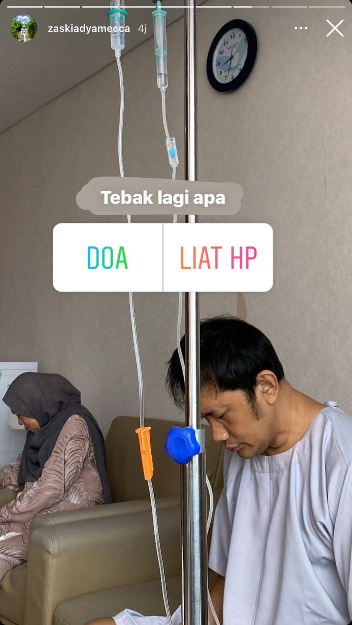Hanung Bramantyo baru saja menjalani operasi saraf kejepit ditemani oleh sang istri dan ibunda tercinta&period; Yuk intip potretnya&excl;