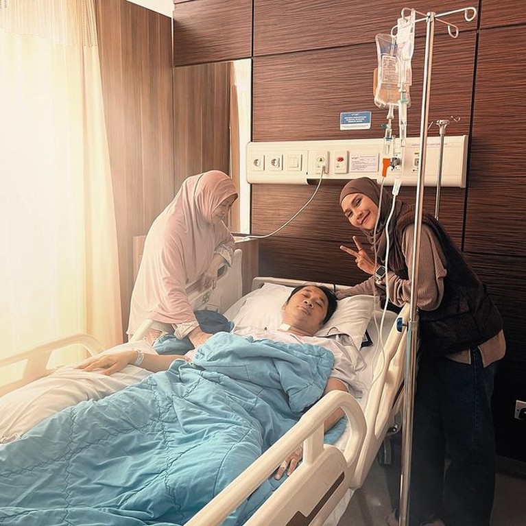6 Potret Hanung Bramantyo Jalani Operasi Saraf Kejepit Ditemani Istri & Ibunda Hanung Bramantyo baru saja menjalani operasi saraf kejepit ditemani oleh sang istri dan ibunda tercinta. Yuk intip potretnya!