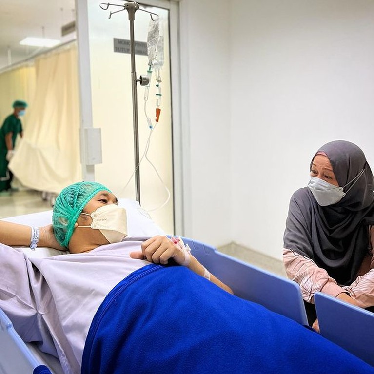 6 Potret Hanung Bramantyo Jalani Operasi Saraf Kejepit Ditemani Istri & Ibunda Hanung Bramantyo baru saja menjalani operasi saraf kejepit ditemani oleh sang istri dan ibunda tercinta. Yuk intip potretnya!