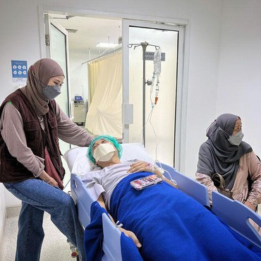 6 Potret Hanung Bramantyo Jalani Operasi Saraf Kejepit Ditemani Keluarga