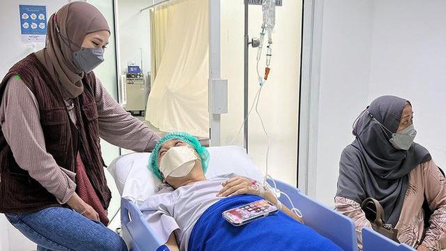 Hanung Bramantyo baru saja menjalani operasi saraf kejepit ditemani oleh sang istri dan ibunda tercinta. Yuk intip potretnya!