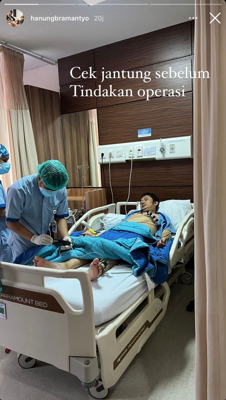 6 Potret Hanung Bramantyo Jalani Operasi Saraf Kejepit Ditemani Istri & Ibunda Hanung Bramantyo baru saja menjalani operasi saraf kejepit ditemani oleh sang istri dan ibunda tercinta. Yuk intip potretnya!