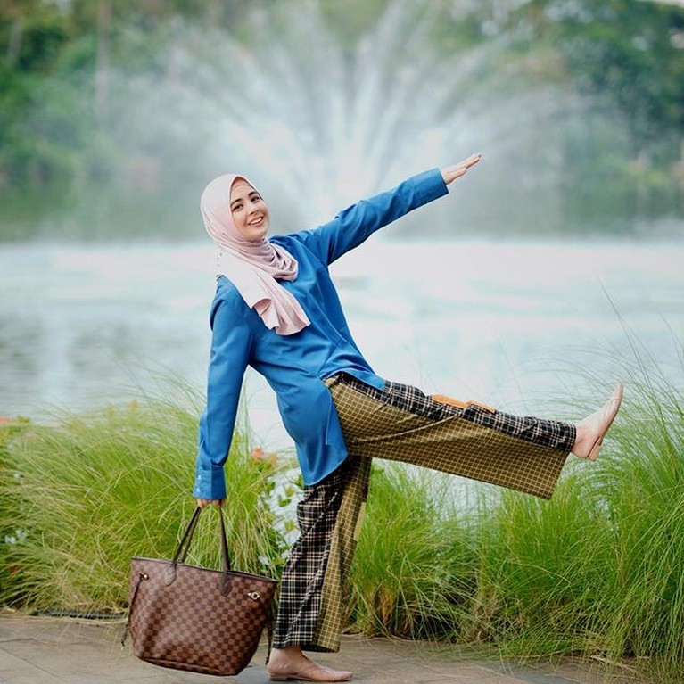 7 Penampilan Terbaru Risty Tagor yang Beda Tak Lagi Syari & bak ABG! Penampilan terbaru Risty Tagor yang tak lagi syari dan disebut bak ABG mencuri perhatian publik. Yuk intip potretnya!