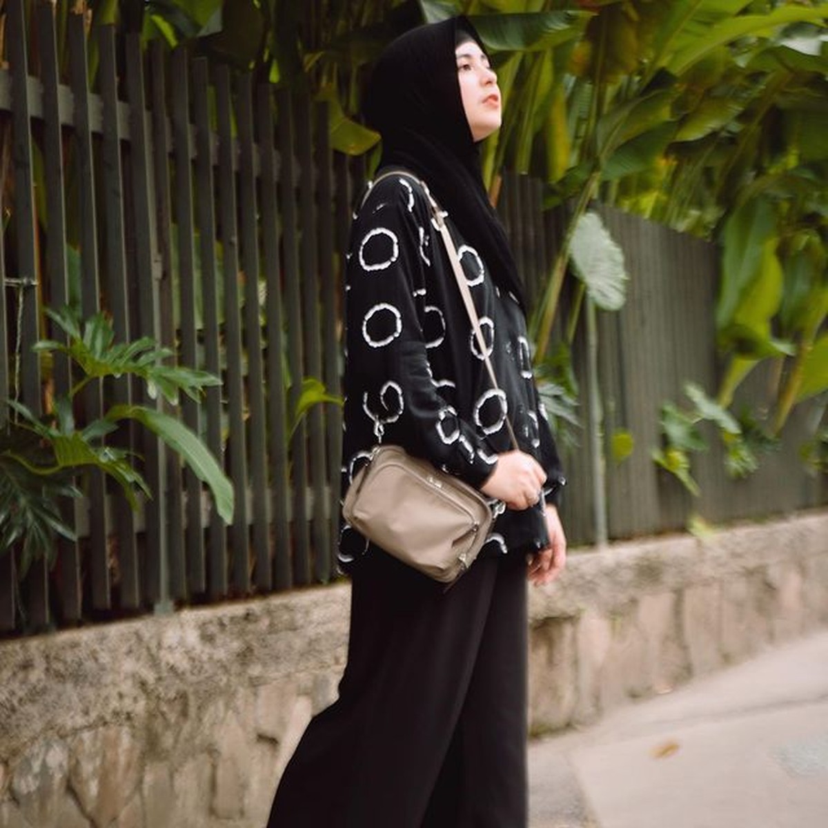 Penampilan terbaru Risty Tagor yang tak lagi syari dan disebut bak ABG mencuri perhatian publik&period; Yuk intip potretnya&excl;