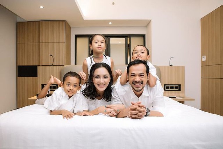 13 tahun menikah, kehidupan rumah tangga aktor Oka Antara jarang tersorot. Yuk kita intip potret keluarga harmonisnya!