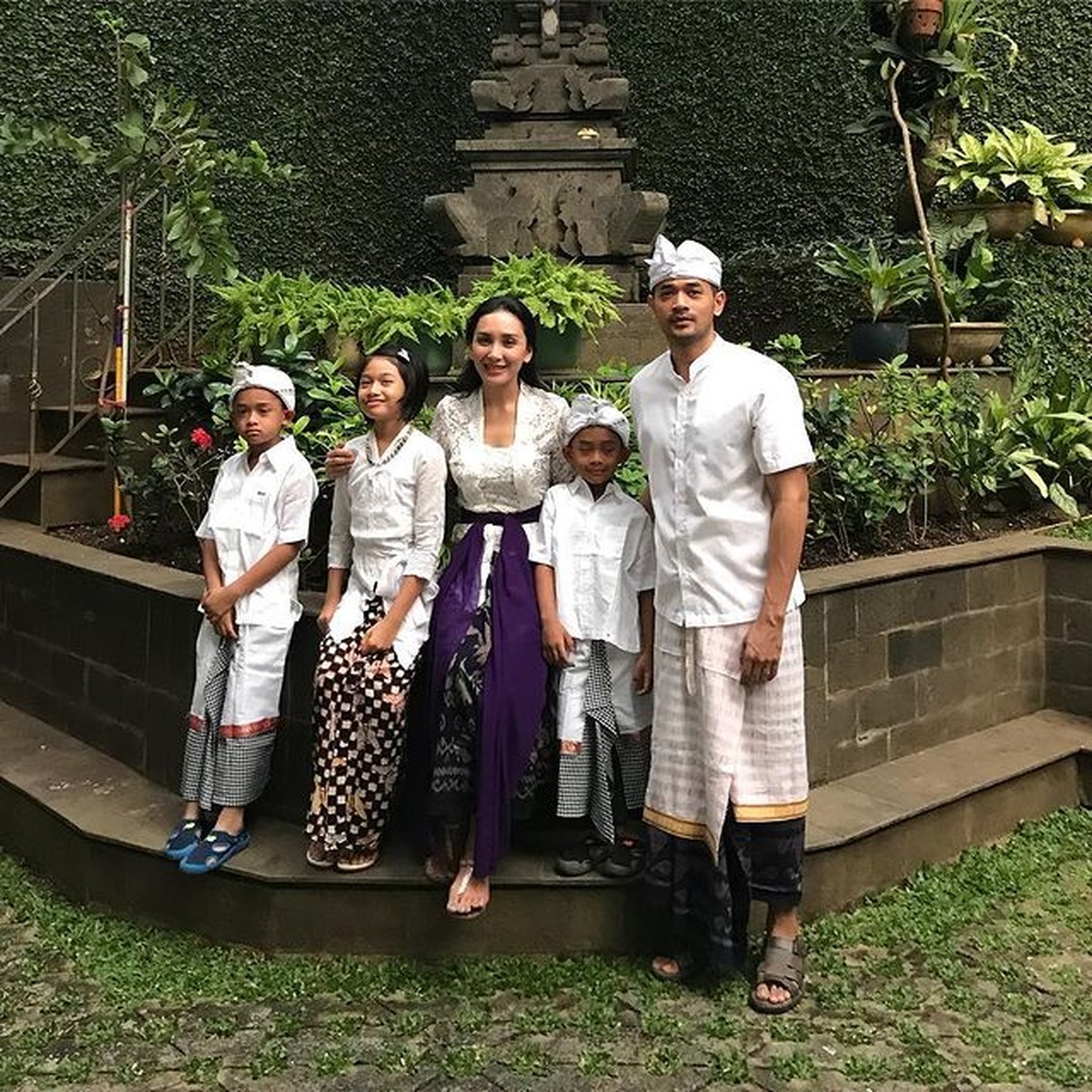 13 tahun menikah&comma; kehidupan rumah tangga aktor Oka Antara jarang tersorot&period; Yuk kita intip potret keluarga harmonisnya&excl;