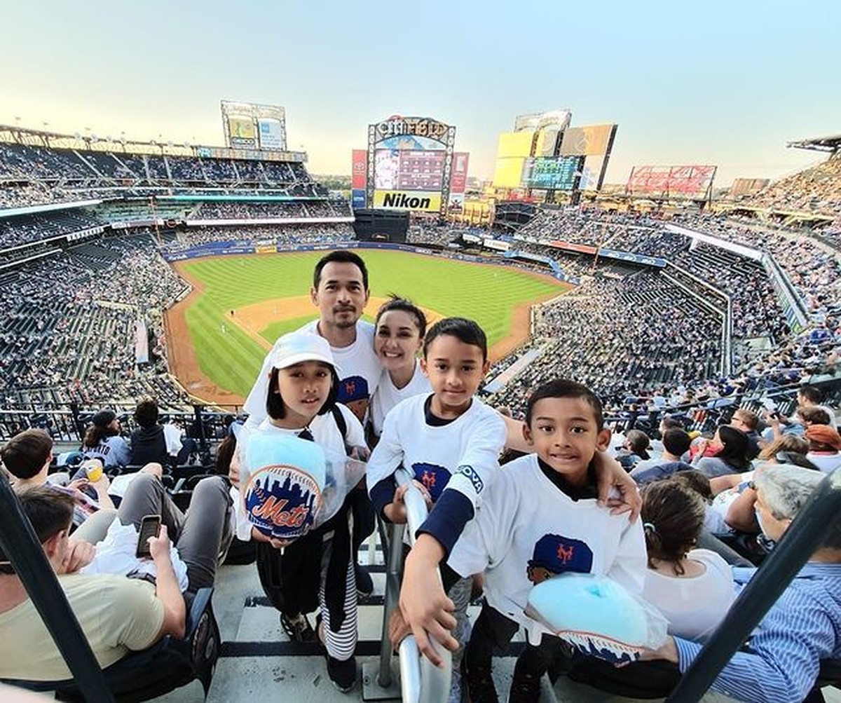 13 tahun menikah&comma; kehidupan rumah tangga aktor Oka Antara jarang tersorot&period; Yuk kita intip potret keluarga harmonisnya&excl;