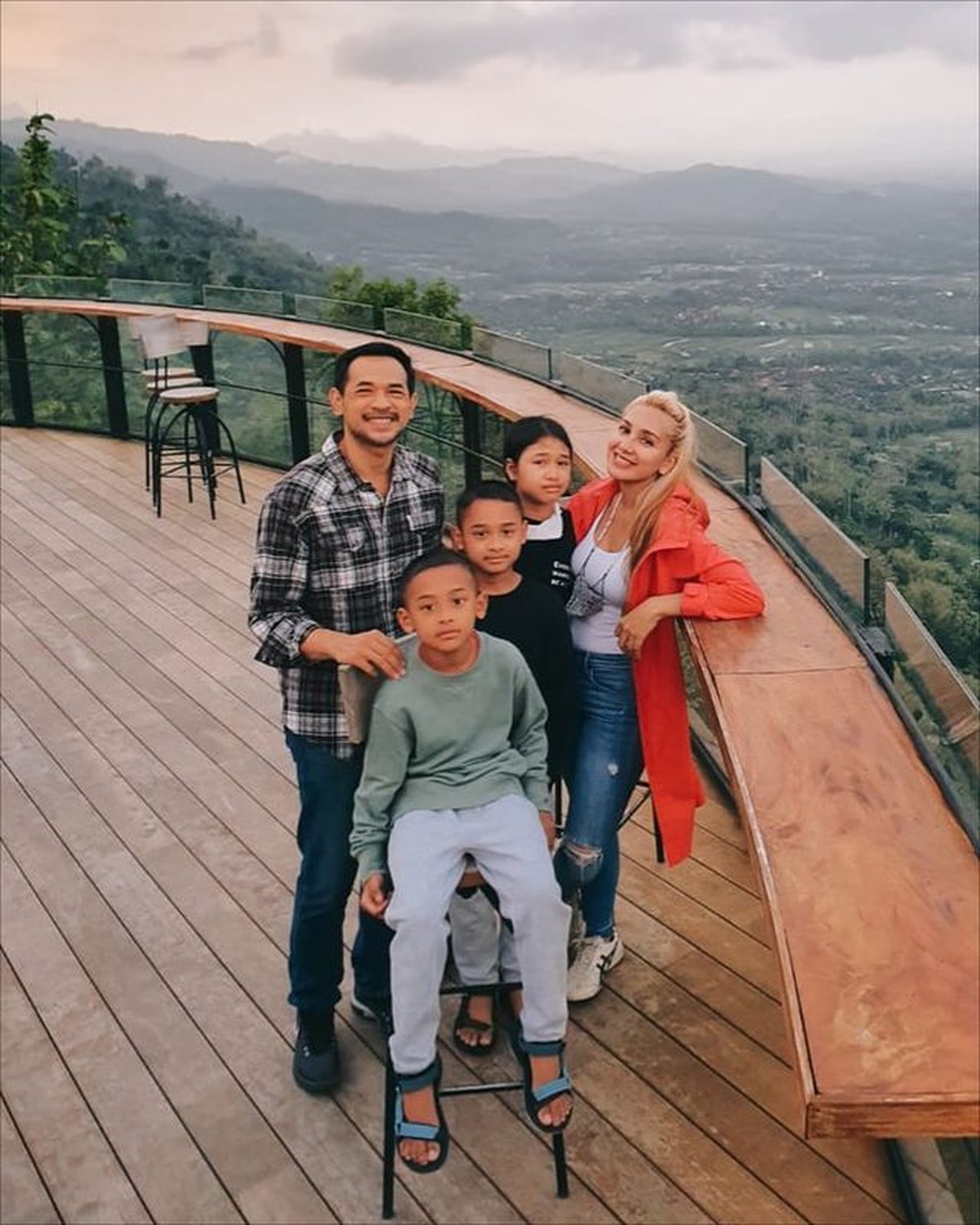 13 tahun menikah&comma; kehidupan rumah tangga aktor Oka Antara jarang tersorot&period; Yuk kita intip potret keluarga harmonisnya&excl;