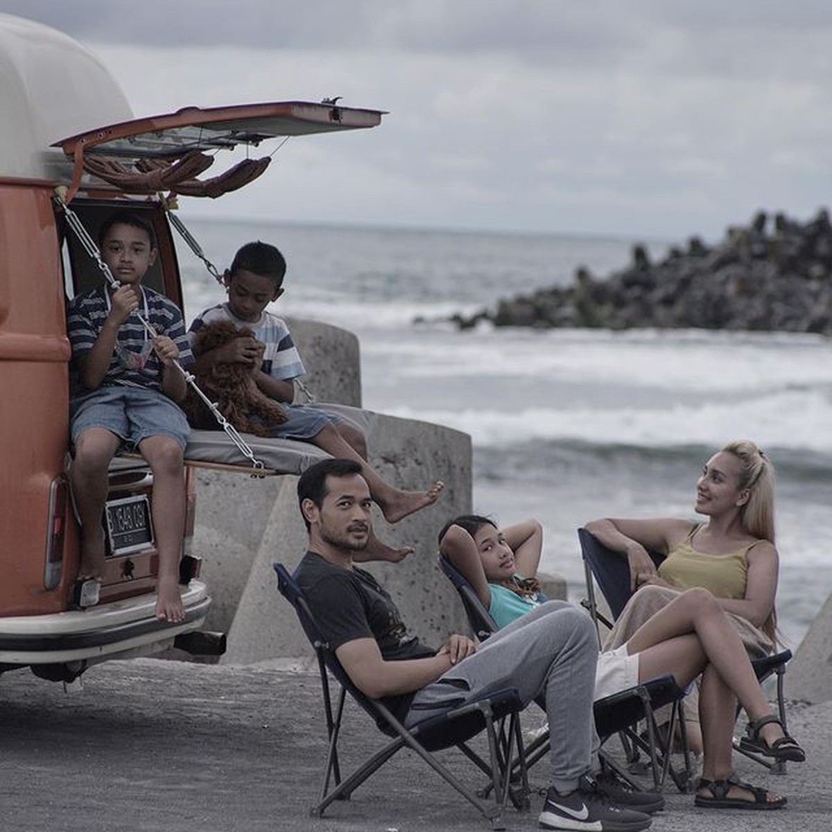 13 tahun menikah&comma; kehidupan rumah tangga aktor Oka Antara jarang tersorot&period; Yuk kita intip potret keluarga harmonisnya&excl;