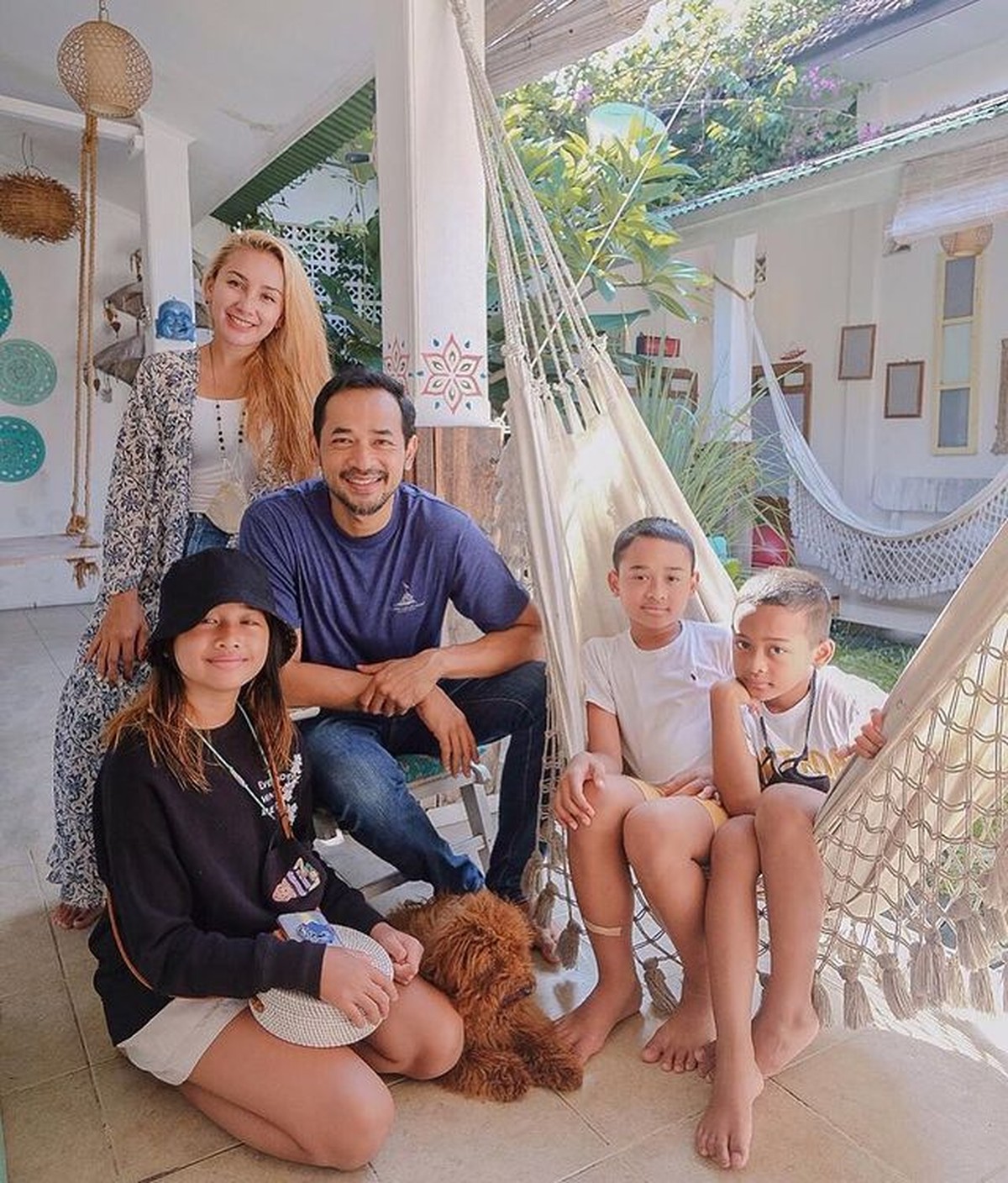 13 tahun menikah&comma; kehidupan rumah tangga aktor Oka Antara jarang tersorot&period; Yuk kita intip potret keluarga harmonisnya&excl;