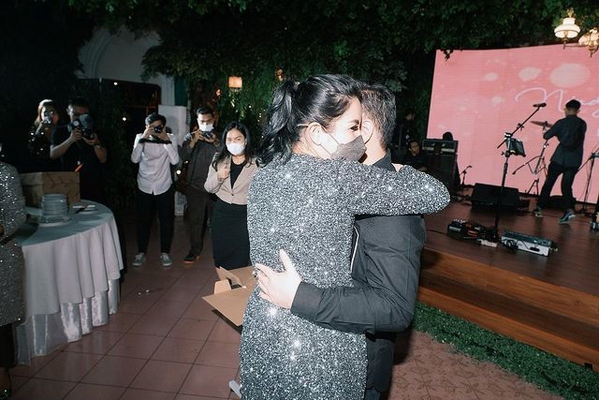 7 Potret Kejutan Ultah Nindy Ayunda