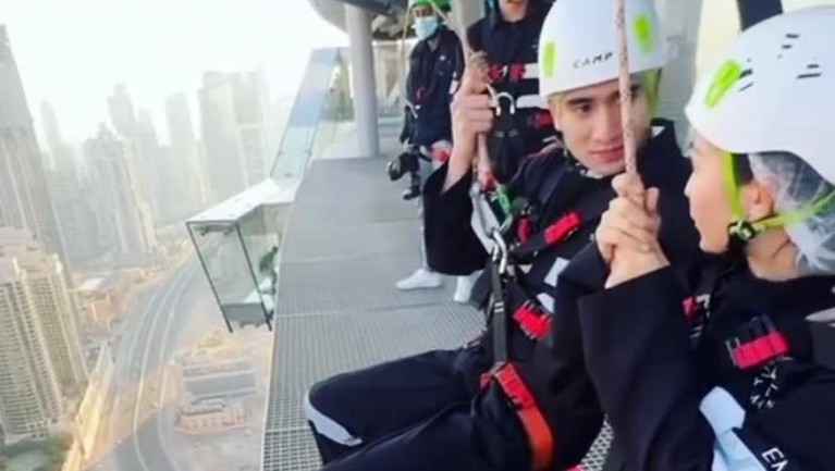 7 Potret Natasha Wilona & Verrel yang Makin Mesra Natasha Wilona dan Verrel Bramasta yang tengah liburan di Dubai makin mesra main ayunan tak biasa sambil pegangan tangan. Yuk intip!