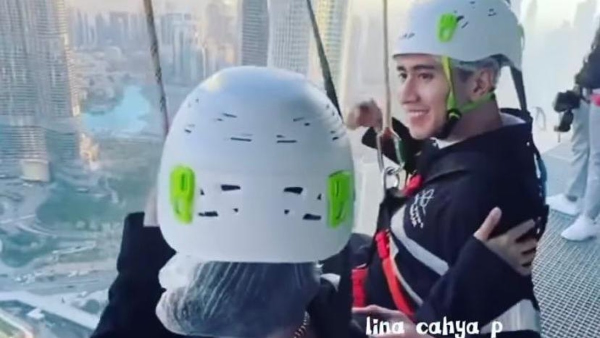 Natasha Wilona dan Verrel Bramasta yang tengah liburan di Dubai makin mesra main ayunan tak biasa sambil pegangan tangan&period; Yuk intip&excl;