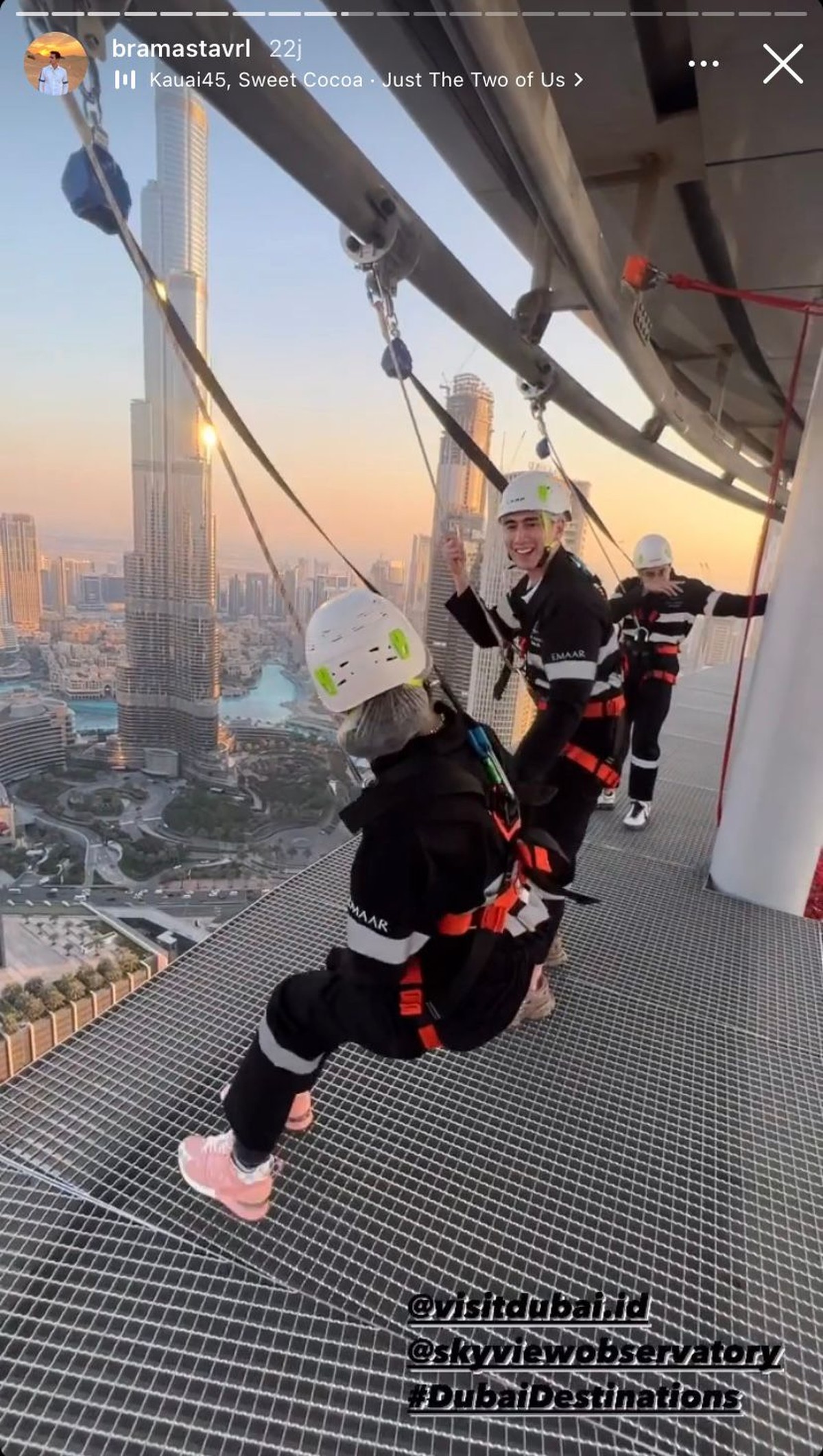 Natasha Wilona dan Verrel Bramasta yang tengah liburan di Dubai makin mesra main ayunan tak biasa sambil pegangan tangan&period; Yuk intip&excl;