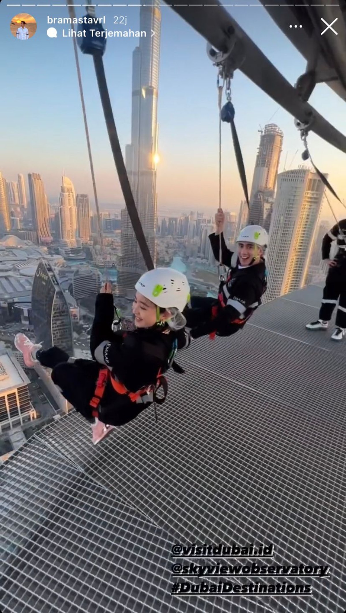 Natasha Wilona dan Verrel Bramasta yang tengah liburan di Dubai makin mesra main ayunan tak biasa sambil pegangan tangan&period; Yuk intip&excl;