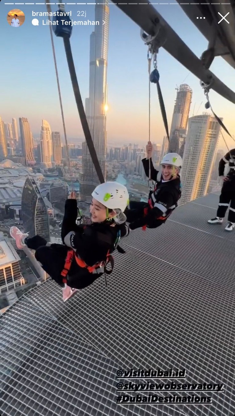 7 Potret Natasha Wilona & Verrel yang Makin Mesra Natasha Wilona dan Verrel Bramasta yang tengah liburan di Dubai makin mesra main ayunan tak biasa sambil pegangan tangan. Yuk intip!