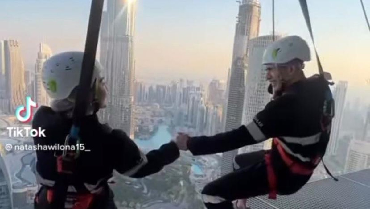 Natasha Wilona dan Verrel Bramasta yang tengah liburan di Dubai makin mesra main ayunan tak biasa sambil pegangan tangan&period; Yuk intip&excl;