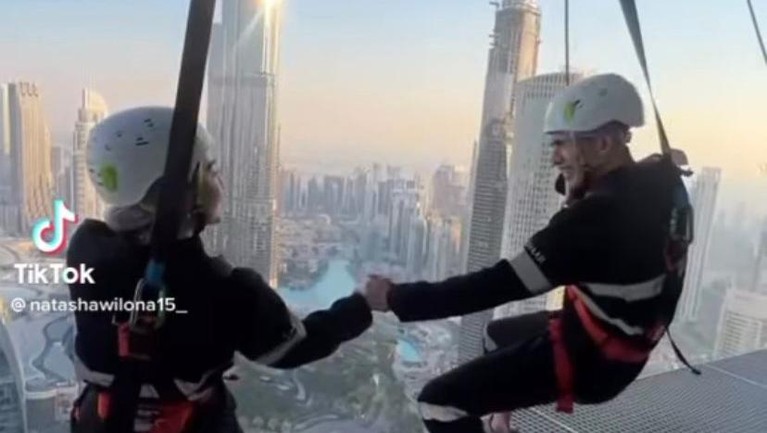 7 Potret Natasha Wilona & Verrel yang Makin Mesra Natasha Wilona dan Verrel Bramasta yang tengah liburan di Dubai makin mesra main ayunan tak biasa sambil pegangan tangan. Yuk intip!