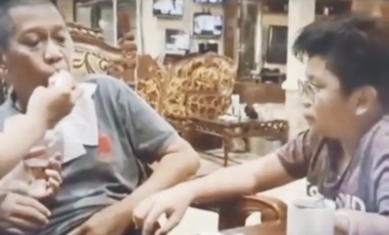 Video Tukul Arwana jalani fisioterapi usai mengalami pendarahan otak jadi perbincangan publik. Yuk intip potret kondisi terkininya!
