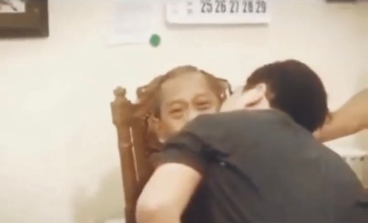 Video Tukul Arwana jalani fisioterapi usai mengalami pendarahan otak jadi perbincangan publik&period; Yuk intip potret kondisi terkininya&excl;