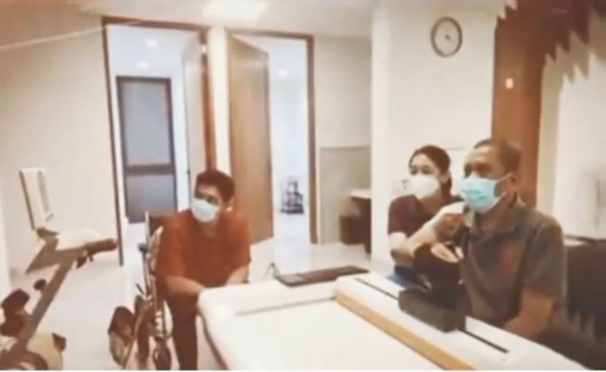 Video Tukul Arwana jalani fisioterapi usai mengalami pendarahan otak jadi perbincangan publik&period; Yuk intip potret kondisi terkininya&excl;