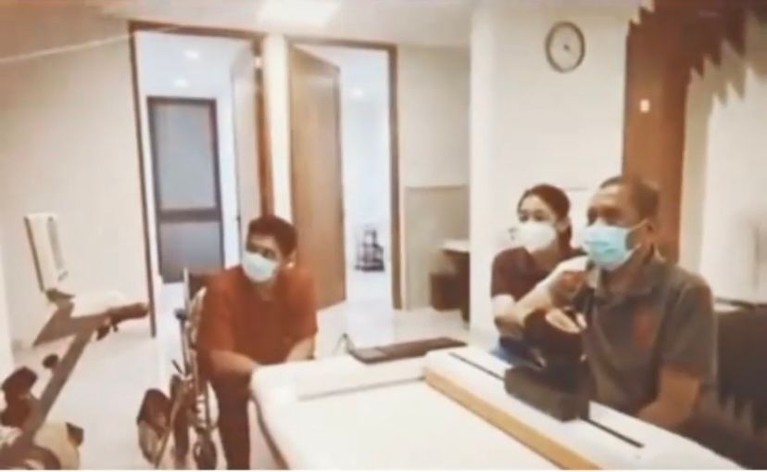 9 Potret Kondisi Terkini Tukul Arwana Usai Alami Pendarahan Otak Video Tukul Arwana jalani fisioterapi usai mengalami pendarahan otak jadi perbincangan publik. Yuk intip potret kondisi terkininya!