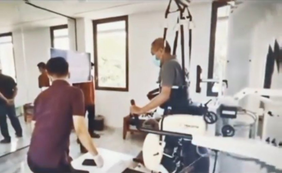 Video Tukul Arwana jalani fisioterapi usai mengalami pendarahan otak jadi perbincangan publik&period; Yuk intip potret kondisi terkininya&excl;