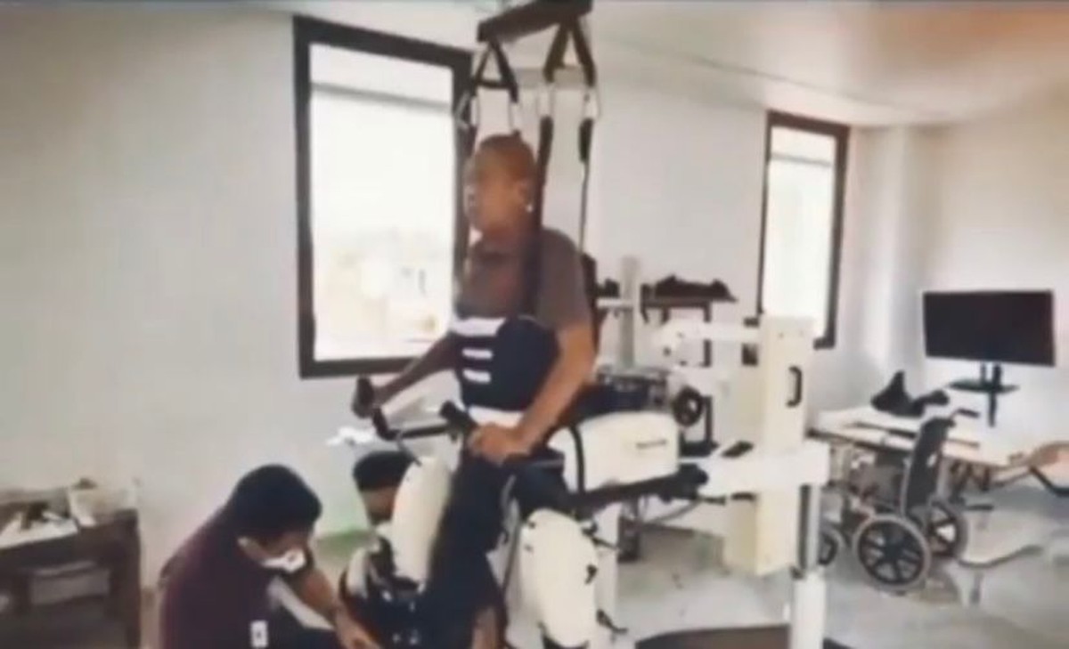 Video Tukul Arwana jalani fisioterapi usai mengalami pendarahan otak jadi perbincangan publik&period; Yuk intip potret kondisi terkininya&excl;