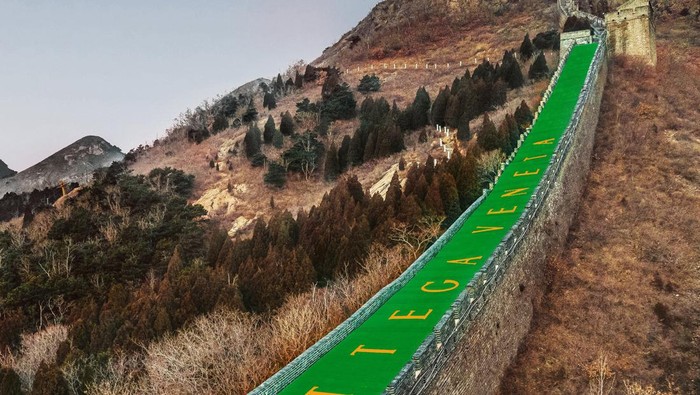 Simak Aksi Viral Bottega Veneta Ketika 'Mengambil Alih' Tembok Besar China! Ada Apa?