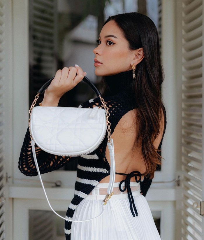 Dior Vibe hobo dalam putih juga menjadi pilihan Alyssa Daguise. Kehadiran dua strap pada tas ini menjadi statement tersendiri. Foto: courtesy of Dior