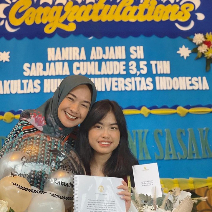 <p>Anak sulung Alya Rohali, Namira Adjani berhasil mendapatkan gelar sarjananya dari Fakultas Hukum Universitas Indonesia (FHUI) beberapa waktu lalu. Perempuan yang akrab disapa Jani itu juga berhasil menorehkan prestasi karena lulus 3,5 tahun dengan Indeks Prestasi Kumulatif (IPK) 3,64 alias<em> cum laude</em>. Setelah lulus, Jani pun melanjutkan studi S2 di University College London (UCL). (Foto: Instagram: @arohali)</p>