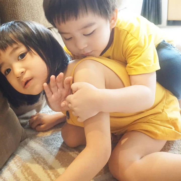 <p>Shann dan Nic sering menghabiskan waktu bersama lho, Bunda. Kakak beradik ini kompak banget. (Foto: Instagram @tiff.justin)</p>