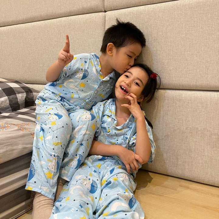 <p>Kakak adik ini juga kompak soal penampilan lho. Keduanya sering mengenakan baju kembaran, Bunda. (Foto: Instagram @tiff.justin)</p>