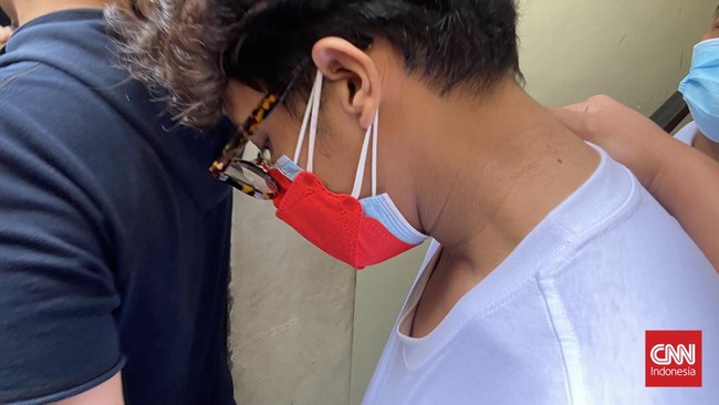 Selebritas Ardhito Pramono digelandang dari rumahnya di Duren Sawit, Jakarta Timur, berdasarkan pengembangan kasus narkoba dari wilayah Jakarta Barat.