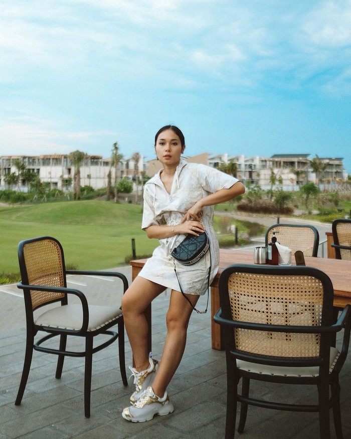 From dressing up to dressing down, casual brunch to romantic dinner! Tas Dior Vibe ini cocok dikenakan bersama ragam gaya dan acara. Ayla Dimitri memadukanya bersama gaya kasual andalannya.Foto: courtesy of Dior