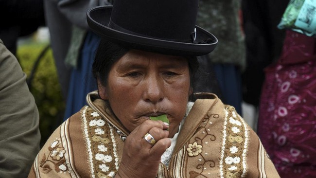 FOTO: Perayaan Hari Mengunyah Daun Koka di Bolivia