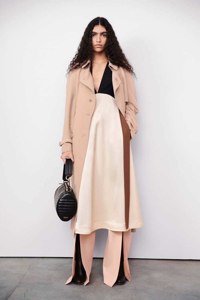Trench coat yang menjadi signature item dari Burberry kini hadir dalam desain yang modern dan minimalis. Foto: Chris Rhodes / Courtesy of Burberry