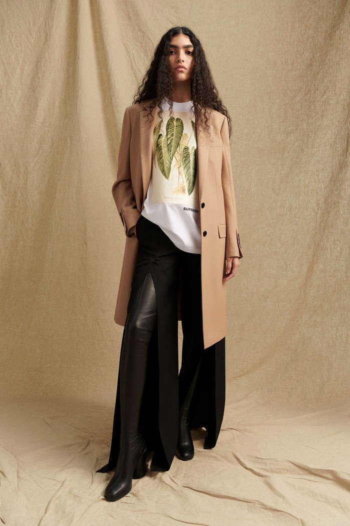 Koleksi pre-fall hadir sebagai busana transisi dari musim panas ke musim gugur. Burberry menghadirkan rangkaian separated pieces yang didominasi warna hitam dan coklat. Jauh dari kesan klasik, gaya kasual diulik menjadi lebih edgy seperti celana detail slits. Foto: Chris Rhodes / Courtesy of Burberry
