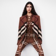 Intip Kombinasi Gaya Kasual dan Edgy dalam Warna-warna Hangat di Koleksi Burberry Pre-Fall 2022