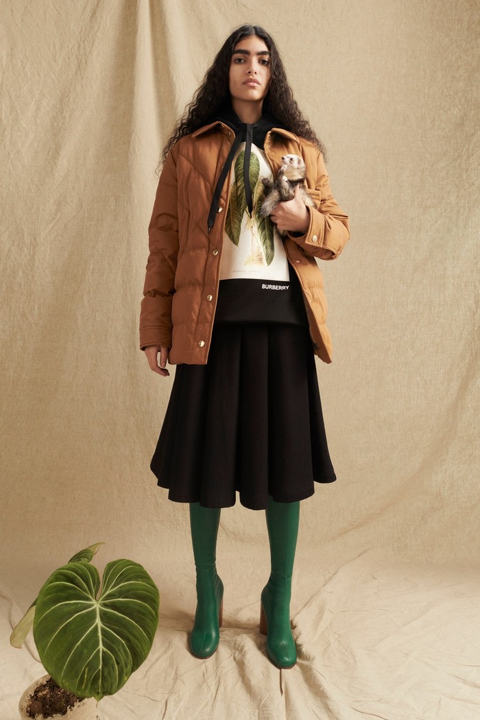 Tisci mendedikasikan koleksi Burberry Pre-fall 2022 kepada model dan sahabatnya Lea T, seorang transgender model yang juga kerap tampil di fashion show rancangannya sejak masih menangani Givenchy. Foto: Chris Rhodes / Courtesy of Burberry