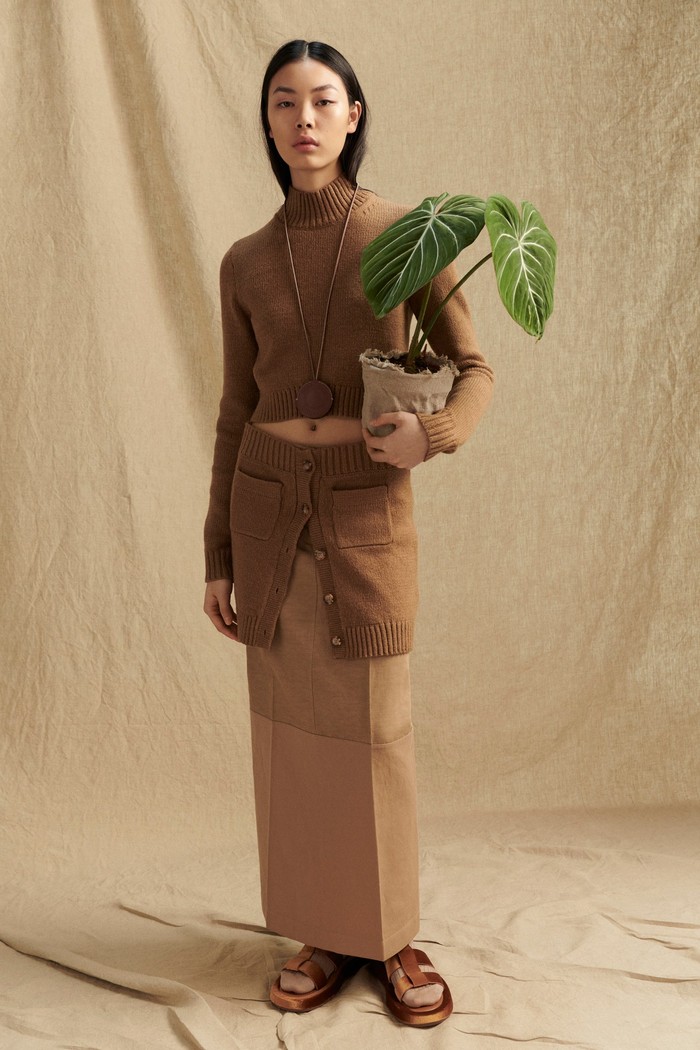 Kardigan dibuat lebih edgy dan seksi lewat detail cut-out. Foto: Chris Rhodes / Courtesy of Burberry