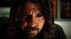 Dave Grohl Kesurupan di Trailer Film Studio 666