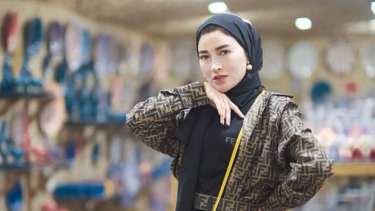 Gaya hijab Shandy Purnamasari.
